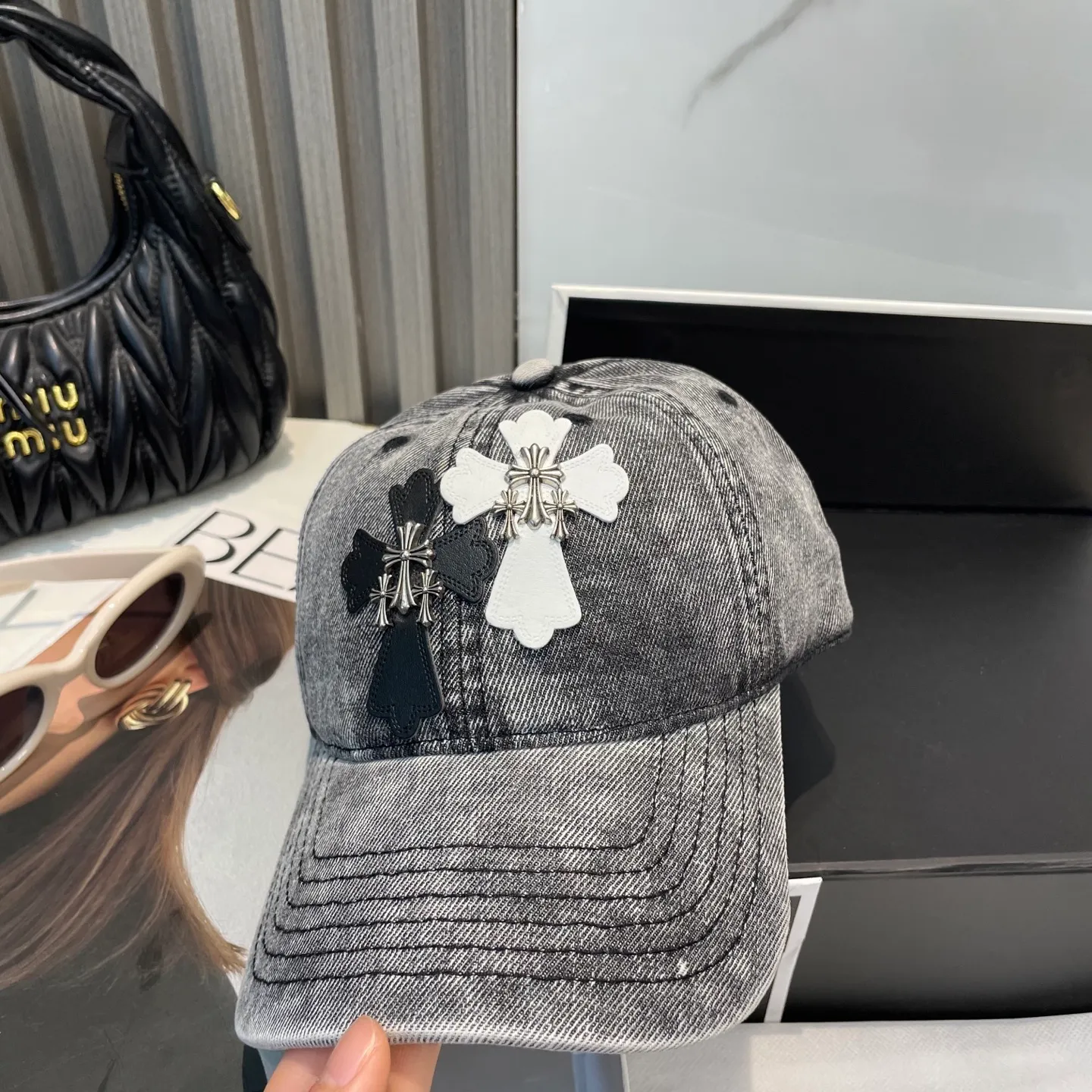 P76 Crow Heart 🆕🆕25 new baseball cap, stylish and classic cross logo, casual with a cool feeling, unisex style, same style for men and women! Very easy to match! Head circumference: 56-58cm is available